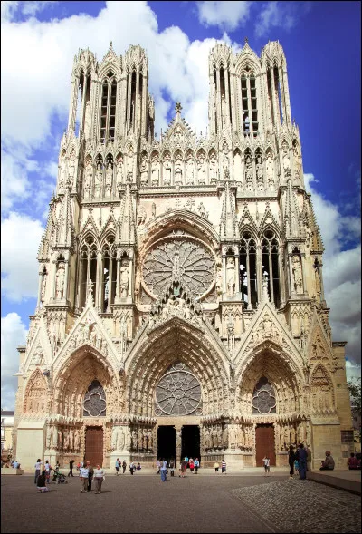 Le 25 décembre 496, Clovis 1er fut baptisé par l'évêque Remi à la cathédrale Notre-Dame de Reims