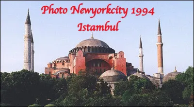 La basilique Sainte Sophie (IVe siècle) située à Istambul en Turquie est redevenue une mosquée.
