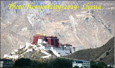 Le palais du Potala (1645) est situé à 3 700 mètres d'altitude, il comporte 13 étages et 1 000 pièces; il est bâti sur une colline qui domine la ville de Lhassa capitale du Tibet