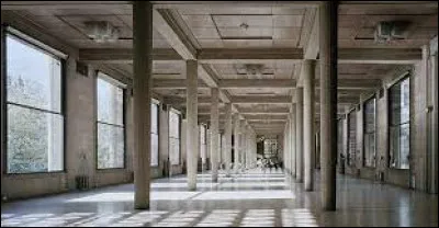 Dont le plafond est soutenu par des colonnes :