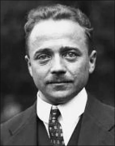 Ce 25 juillet, Engelbert Dollfuss, chancelier d'Autriche, dictatorial mais antinazi, est assassiné par les nazis : c'était en ...