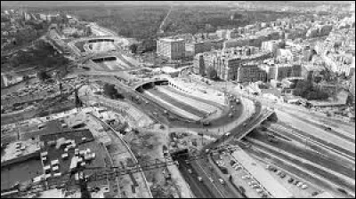 Ce 25 avril, le dernier tronçon du boulevard périphérique parisien est inauguré par le premier ministre ; le périphérique est désormais achevé en totalité : c'était en ...