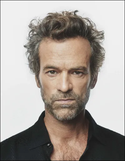 Cet acteur a commencé sa carrière très jeune. En 2021, il incarnait Gustave Eiffel dans le film "Eiffel". Comment se prénomme-t-il ?