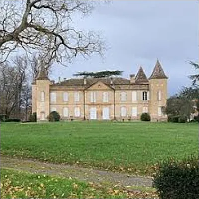 Voici le château de Las Néous, à Pradère-les-Bourguets. Ancienne commune de l'aire d'attraction Toulousaine, dans le Savès, elle se situe dans le département ...