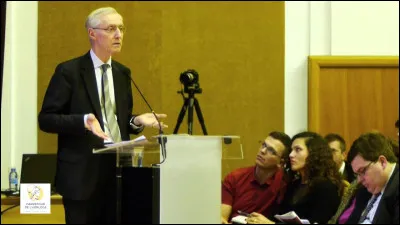 Quel est le nom du cercle de réflexion quil a fondé en 1974 avec Jean-Yves Le Gallou et Yvan Blot, dont il est le président depuis 1985 ?