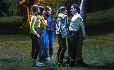 À la fin de la série, Victor est menotté par les filles. Qu'apprennent-ils tous ?