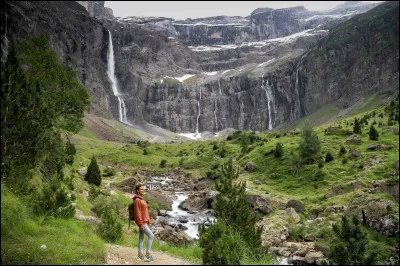 Dans quel massif montagneux peut-on admirer le cirque de Gavarnie ?