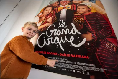 Quel acteur comique, également réalisateur du film, voit-on dans "Le Grand Cirque" ?