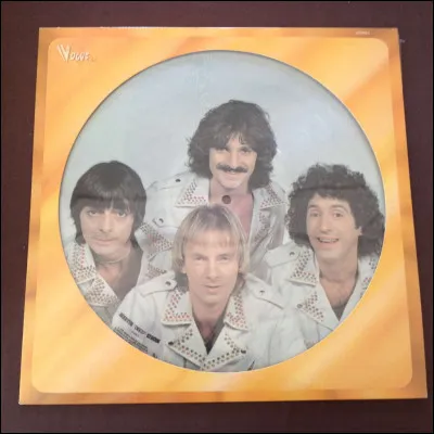 Quel groupe chantait "Je m'éclate au Sénégal" ?