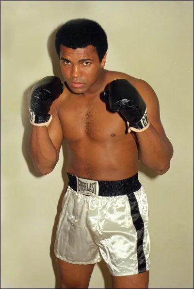 Quel boxeur de légende avait pour nom de naissance Cassius Clay ?