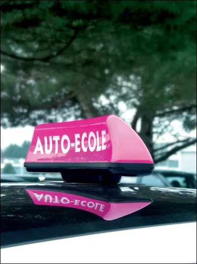 Depuis quelques années, un jeune doit apposer à l'arrière de sa voiture...