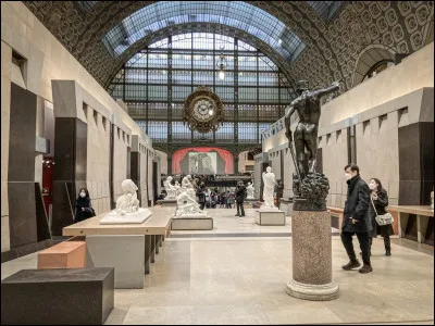 À Paris, le musée d'Orsay est une ancienne...