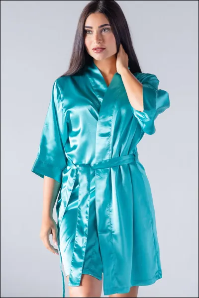 Lorsqu'une robe est de couleur turquoise, elle est ...