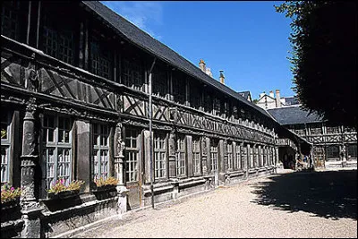 Au début du 16e siècle, l'aître de Saint Maclou faisait office d'entrepôt. Qu'y recevait-on ?