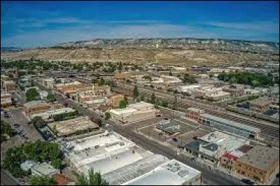 La ville de Rock Springs, peuplée de 22 000 habitants, est située dans le sud-ouest de cet Etat des Rocheuses. Dans quel Etat se trouve-t-elle ?