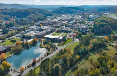 Oak Ridge est une ville de 30 000 habitants située à l'ouest de Knoxville ; elle a été surnommée Atomic City, pour avoir été créée en secret en 1942 dans le cadre du projet Manhattan : dans quel Etat se trouve-t-elle ?