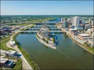 La ville de Cedar Rapids, ainsi nommée d'après la rivière Cedar qui la traverse est, avec 130 000 habitants, la seconde plus grande ville de cet État américain du Midwest :