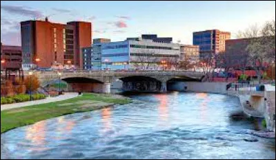 La ville de Sioux Falls, avec sa population de 200 000 habitants, est la plus grande ville de cet Etat :