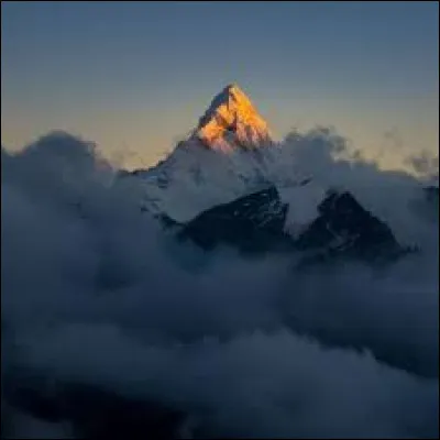 Dans le monde, combien y a-t-il de sommets atteignant une altitude supérieure à 8000 mètres ?