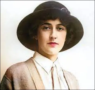 Engagée durant la Première Guerre mondiale, quel poste occupe-t-elle alors ?