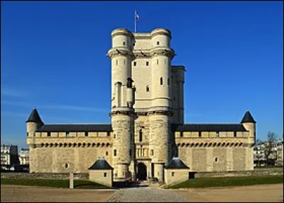 Quel est le plus grand château fort royal subsistant en France et, du fait de la hauteur de son donjon, une des plus hautes forteresses de plaine d'Europe ?