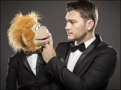 Quel nom donne-t-on à une personne en V qui a l'art de parler sans ouvrir les lèvres en faisant croire que c'est quelqu'un d'autre qui parle ?