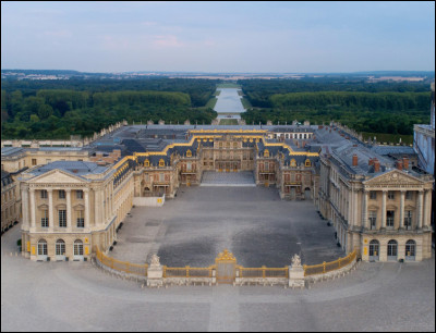 Quel est ce château royal en V, un ensemble architectural grandiose de bâtiments et de jardins, érigé en 1623 à la gloire de la monarchie française ?