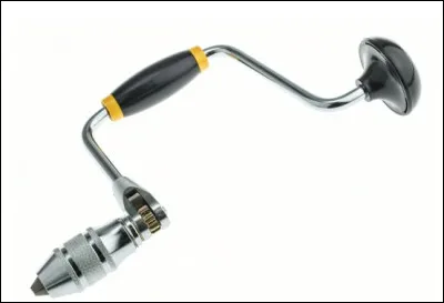 Quel est cet outil en V, utilisant la force manuelle pour percer des trous dans le bois ?