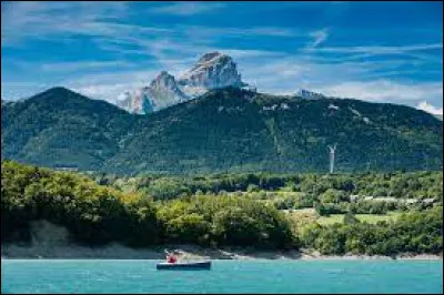 Ce lac artificiel de 3,5 km², situé entre les massifs du Champsaur et du Dévoluy, a été créé par un barrage sur le Drac : c'est le ...