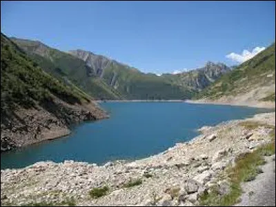 Ce lac de 2 km² est une retenue d'eau artificielle, située entre les massifs de Belledonne et des Grandes Rousses, sous le col du Glandon : c'est le ...