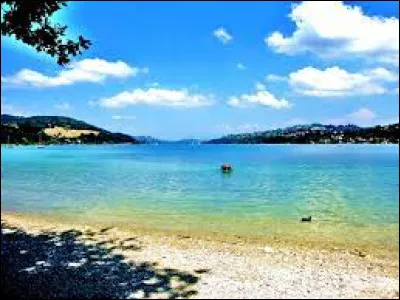 Ce lac de 3,9 km², cinquième lac naturel d'origine glaciaire de France, est situé dans les Terres froides au nord de Voiron : c'est le ...