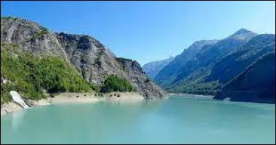 Ce lac de barrage de 1,4 km² situé sur la Romanche, bordé au sud par le massif des Ecrins, c'est le ...