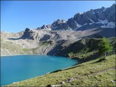 Ce lac de 8.5 ha d'origine glaciaire, situé à 2 414 m d'altitude, au sud du parc naturel régional du Queyras : c'est le ...