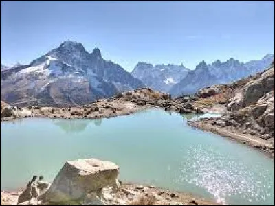Ce lac de 2 ha, situé dans le massif des aiguilles Rouges, sur la commune de Chamonix-Mont-Blanc, à une altitude de 2 352 mètres : c'est le ...