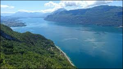 C'est le plus grand lac naturel d'origine glaciaire, avec 44,5 km², entièrement situé en France ; il est bordé par le massif du Jura sur sa berge Ouest et le massif des Bauges sur sa berge Est : c'est le ...