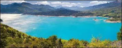Ce grand lac artificiel de 28 km², situé dans les Hautes-Alpes, a été créé en 1959 par la construction d'un barrage sur la Durance, deux kilomètres à l'aval de son confluent avec l'Ubaye : c'est le ...