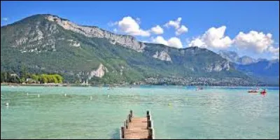 Ce lac d'origine glaciaire, d'une surface de 26 km²,est encadré à lest par le massif des Bornes, à louest par le massif des Bauges et au sud par le pays de Faverges : c'est le ...