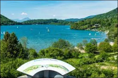 Ce lac de 1,2 km² fait partie d'un ensemble de quatre lacs situés entre Vizille et La Mure, dans le massif du Taillefer : c'est le ...