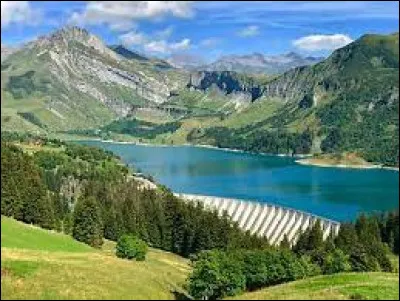 Ce lac de 3,2 km², situé dans le Beaufortain, en Savoie : c'est le ...