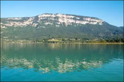 Ce lac de 5,4 km², principal lac de l'avant-pays savoyard, situé à l'extrémité sud du massif du Jura, est bordé à l'est par la chaîne de l'Épine : c'est le ...