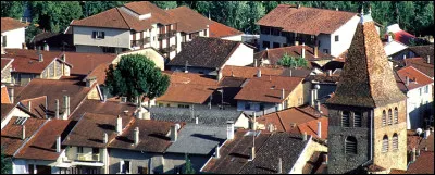 À voir chez moi : le château Louis XI, une église romane qui porte mon nom, la maison natale d'Hector Berlioz, Les Halles du XIème siècle. Je suis...