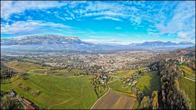 Je me situe entre Allevard, le Touvet et Chignin. À la dernière élection présidentielle (2022), j'ai voté pour Macron en majorité. Je suis jumelée avec Rovasenda en Italie. Qui suis-je ?