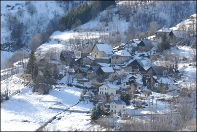 Je suis la commune la moins peuplée de l'Isère en 2021, avec seulement 13 habitants. Je suis...