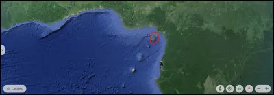 À quel pays appartient cette île, où se situe également la capitale ?