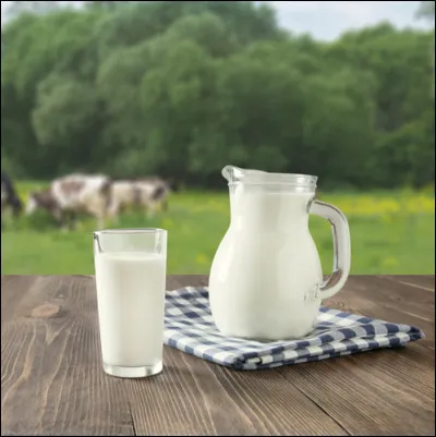 La cruche et le verre sont remplis de [...] de vache.