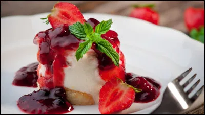 Ce gâteau au fromage est nappé d'un [...] de fraises.