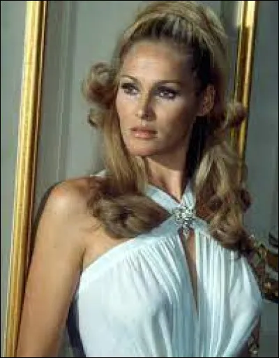 Toujours dans ce film, quel rôle joue Ursula Andress ?