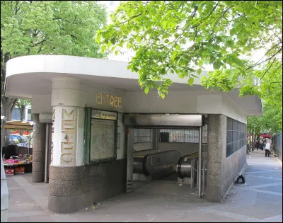 Quelle ligne construite dans les années 30 permet de desservir le quartier de Belleville ?