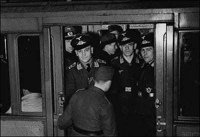 L'hostilité face à l'occupant se manifeste comme par exemple l'attentat du métro Barbès en août 1941. Qui a tiré sur le soldat allemand ?