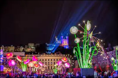 La fête des Lumières à Lyon a lieu tous les 2 ans.